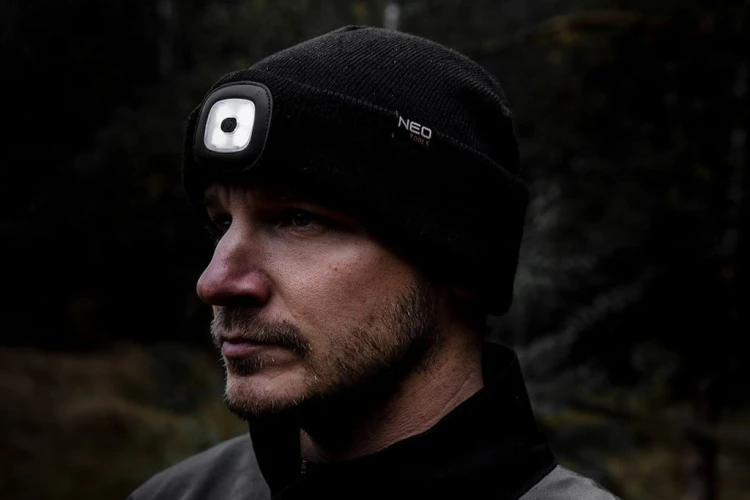 CZAPKA ZIMOWA Z LATARKĄ LED LATARKA CZOŁOWA ŁADOWANA USB CZOŁÓWKA NEO