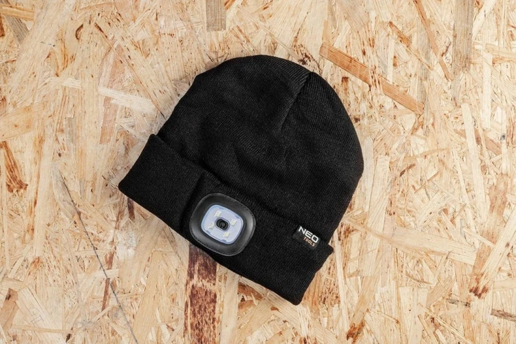 CZAPKA ZIMOWA Z LATARKĄ LED LATARKA CZOŁOWA ŁADOWANA USB CZOŁÓWKA NEO