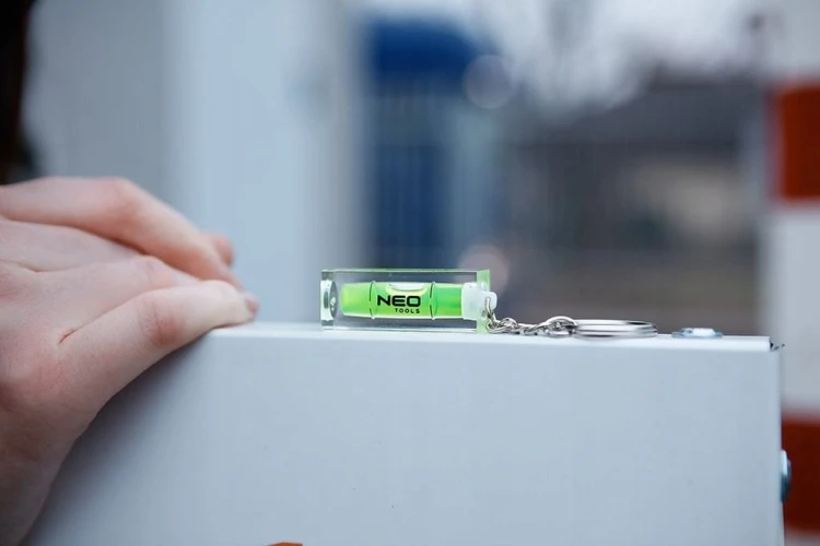 POZIOMICA MAŁA MINI BRELOK DO KLUCZY BRELOCZEK GADŻET NEO