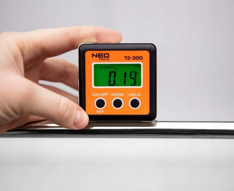 MIERNIK KĄTA CYFROWY KĄTOMIERZ POZIOMICA LCD Z MAGNESEM W ETUI NEO