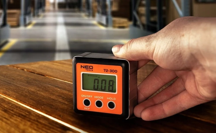 MIERNIK KĄTA CYFROWY KĄTOMIERZ POZIOMICA LCD Z MAGNESEM W ETUI NEO