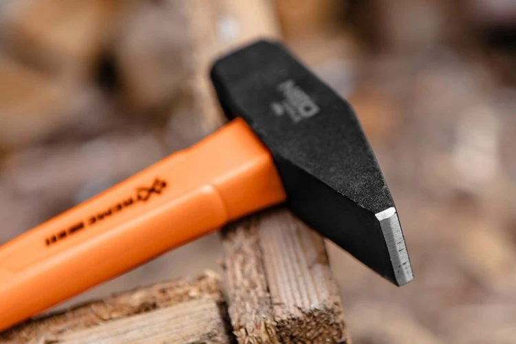 MŁOTEK ŚLUSARSKI 300g FIBERGLASS NEO TOOLS