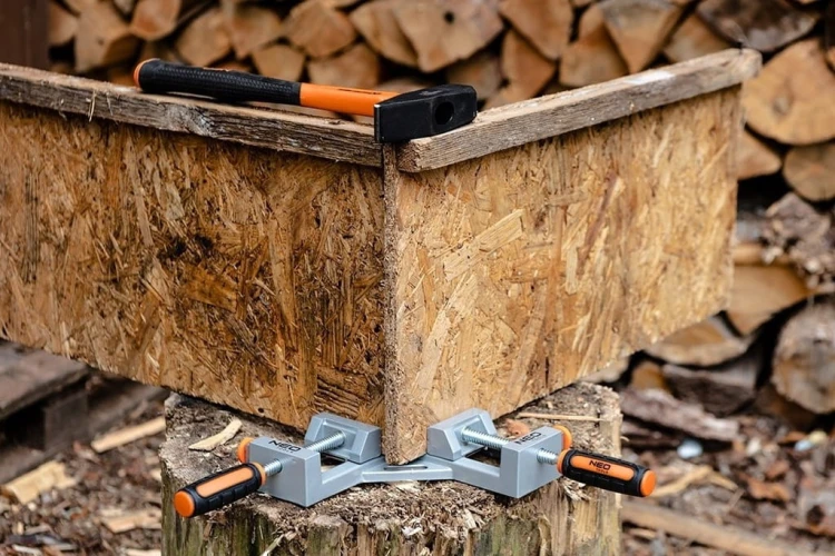 MŁOTEK ŚLUSARSKI 300g FIBERGLASS NEO TOOLS