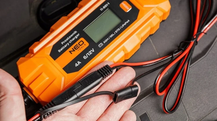 PROSTOWNIK ŁADOWARKA DO AKUMULATORA AUTOMATYCZNY LCD 4A 70W 3-120AH AGM GEL