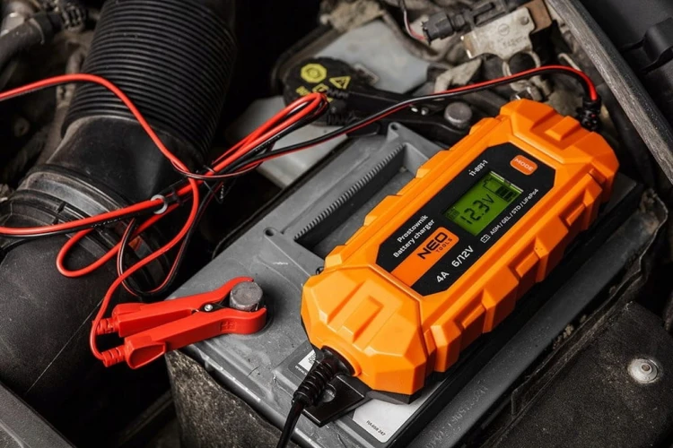 PROSTOWNIK ŁADOWARKA DO AKUMULATORA AUTOMATYCZNY LCD 4A 70W 3-120AH AGM GEL